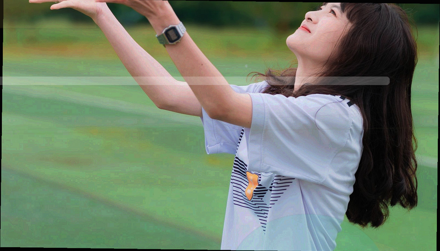 深色数据实验室界面与球场网格线叠合的抽象头图，荧光青线条勾出资料索引的层级结构